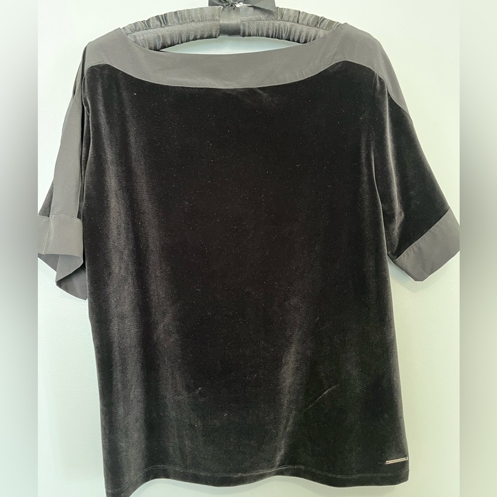Excellent condition cold shoulder short sleeve from La Vie En Rose
